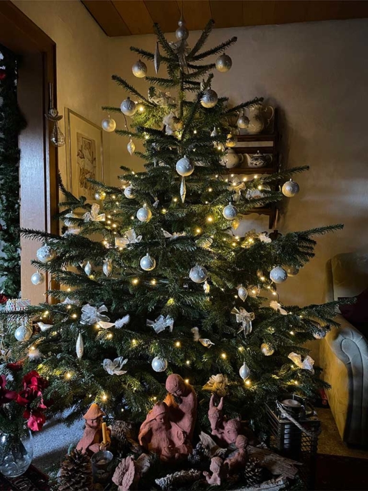 Festbaum mit Krippe
