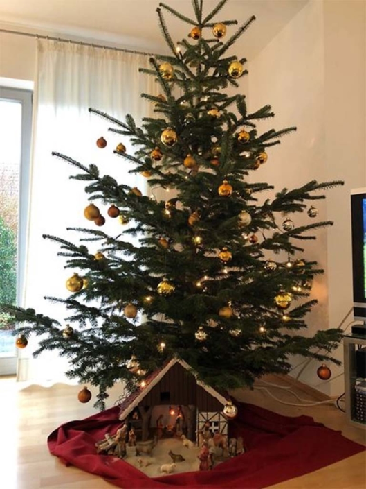 Baum mit goldenen Kugeln